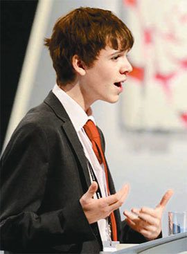 26일 영국 리버풀에서 열린 노동당 전당대회에서 16세 소년 로리 윌 군이 열정적으로 연설하고 있다. 영국 미러 홈페이지