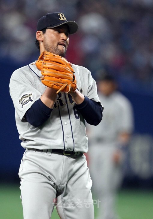 5일 오후 2시 일본 아이치현 나고야돔에서 오릭스 버팔로스 대 주니치 드래건스의 시범경기가 열렸다. 선발투수로 일본프로야구 공식무대에 첫 선을 보이는 '코리안특급' 박찬호가 던진 공이 볼로 판정되자 아쉬운 표정을 짓고 있다. 나고야돔(일본 아이치현) | 김종원기자 won@donga.com