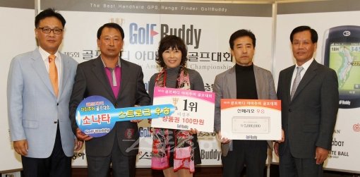 27일 오후 여주 스카이밸리CC에서 열린 제 5회 골프버디 아마추어 골프대회 시상식에서 각 부문 수장자들이 기 냐념촬영을 하고 있다. 골프버디 허원영 대표 스트로크 우승 오기종, 여성부 우승 정영심, 신페리오 우승 조영 래 씨, 스포츠동아 송대근 대표(왼쪽부터)  여주 | 국경원 기자 onecut@donga.com 트위터 @k1isonecut