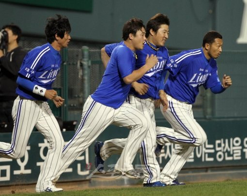 마치 누가 빨리 달려가나 내기라도 하는 것 같다. 삼성 주축 선수로 활약한 안지만 최형우 권오준(왼쪽부터)이 정규 시즌 우승이 확정되는 순간 기뻐하며 마운드로 달려 올라가고 있다.잠실 ｜ 김종원 기자 won@donga.com 트위터 @beanjjun