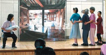 다국적 극단 샐러드의 배우들이 16일 전남 나주 청소년수련관 무대에서 다문화가족의 공감을 부른 연극 공연을 선보이고 있다. 나주=박길명 나눔예술특별기고가 myung@donga.com