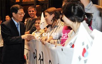 “한국 총리 왔다” 불가리아 한류팬의 환영 불가리아를 방문한 김황식 국무총리(왼쪽)가 27일 소피아의 셰러턴호텔에서 환영하는 현지 주민들과 악수하고 있다. 국무총리실 제공