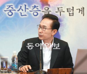 李대통령 “권력형 비리 있으면 일류국가 못돼” 이명박 대통령이 27일 청와대에서 국무회의를 주재하며 마우스를 잡은 채 참석 장관들을 보고 있다. 이 대통령은 “힘을 가진 사람, 권력과 돈을 가진 사람들이 없는 사람보다 비리를 더 한다”며 “이것을 벗어나지 못하면 일류 국가가 못 된다”고 말했다. 청와대사진기자단