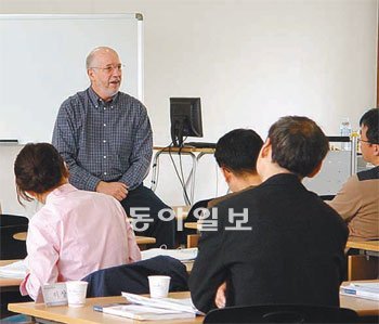 한국형 MBA가 시행된 지 6년, 이제 확고한 자리를 잡으면서 외국에서도 학생들이 찾아오는 곳이 되었다. 각 대학들도 해외명문대와 제휴하거나 외국인 교수를 초빙하는 등 글로벌화에박차를 가하고 있다. 동아일보DB