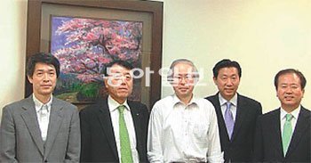 현선해 성균관대 경영대학원장(오른쪽에서 두번째)은 6월 일본 교토대를 방문해서 경제대학원 교수들과 두 대학의 교류 협력방안을 논의했다.