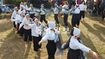 제주올레 코스에서 길을 걸으며 다양한 문화공연을 만나는 걷기축제가 11월 9일부터 12일까지 펼쳐진다. 지난해 처음 열린 걷기축제에서 제주 민속 공연을 하는 모습. 사단법인 제주올레 제공