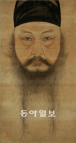대체 귀와 목은 어디로 간 것일까. 강렬한 눈빛과 독특한 구도에 힘입어 조선시대 초상화의 걸작으로 꼽히는 윤두서의 자화상(18세기). 국립중앙박물관 제공