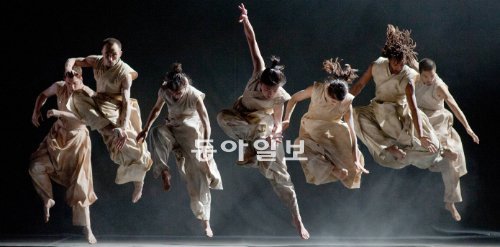 다양한 문화 속 승천의 이미지를 흰색 가루 속 강렬한 춤사위로 포착한 ‘버티컬 로드’. LG아트센터 제공