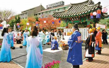 충북 충주시의 향토축제인 제27회 수안보 온천제가 30일부터 사흘간 수안보면 물탕공원 일원에서 펼쳐진다.지난해 온천제 모습. 충주시 제공