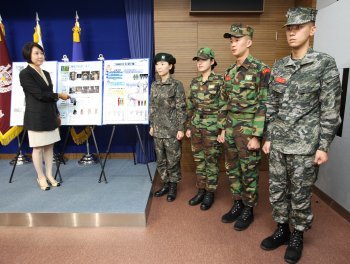 서울대학교 남윤자 교수가 29일 서울 용산구 국방부 브리핑룸에서 오는 10월부터 순차적으로 전 군에 보급되는 디지털무늬의 차세대 신형 전투복과 구형 얼룩무늬 군복의 차이점을 설명하고 있다.     (서울=연합뉴스)