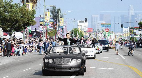 김관용 경북도지사가 24일 로스앤젤레스 한인축제 중 열린 코리안 퍼레이드의 맨 앞에서 경북 농특산물을 홍보하고 있다. 경북도 제공