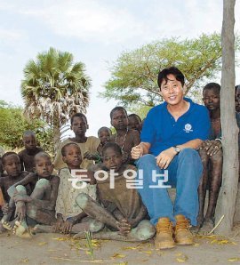 고 이태석 신부가 생전에 남수단 톤즈에서 봉사활동을 하던 당시 현지 학생들과 즐거운
한때를 보내던 모습. 수단어린이장학회 제공