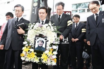 29일 서울 영등포구 대림동 서울복지병원 장례식장에서 철가방 천사 김우수 씨의 영결식이 열렸다. 어린이재단 후원회장을 맡고 있는 탤런트 최불암 씨(왼쪽에서 네 번째)가 상주 역할을 맡았다. 김미옥 기자 salt@donga.com