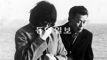 1978년 1월 22일 홍콩에서 피랍 8일 만에 남포항에 끌려온 최은희. 그 옆은 북한 대외정
보조사부 부부장(정보부차장) 강해룡. 동아일보DB