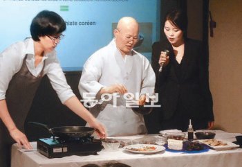 28일 파리의 한국문화원에서 사찰음식 전문가인 대안 스님(가운데)이 사찰음식 요리 시연을 하고 있다. 파리=김갑식 기자dunanworld@donga.com