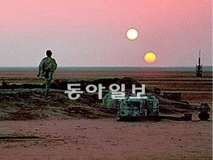 영화 ‘스타워즈’의 주인공 루크 스카이워커가 자신의 고향 행성인 ‘타투인’에서 두 개의 태양이 동시에 지는 것을 보고 있다. 한국천문연구원 제공