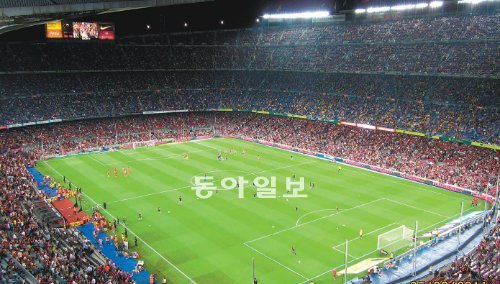 이곳이 FC바르셀로나의 홈구장 캄푸누다. 1957년 문을 열었고 수용 인원은 9만9354명으로 유럽에서 가장 큰 축구장이다. 참고로 세계에서 가장 많은 관중이 들어가는 경기장은 평양 능라도 경기장(일명 5·1경기장, 15만 명 수용)이다. 조영래·우승호 씨 제공