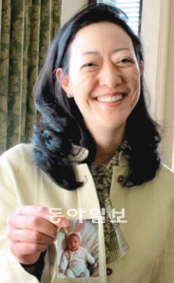 리아 서 미국 내무부 차관보가 지난달 29일 집무실에서 생후 8개월 된 딸의 사진을 들고 환하게 웃고 있다. 워싱턴=정미경 특파원 mickey@donga.com