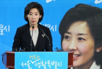 "서울시 부채 절반으로"  한나라당 나경원 서울시장 후보가 2일 오후 서울 영등포구 여의도동 한나라당사에서 열린 생활공감 정책발표회에서 2014년까지 늘어난 서울시 부채를 절반으로 줄이겠다고 밝히고 있다.       (서울=연합뉴스)