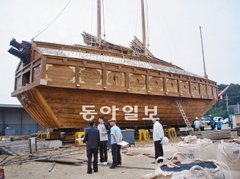 경남도가 복원사업을 하면서 수입산 목재 사용을 숨겨 물의를 빚은 3층 거북선. 현재 거제 해안에 정박돼 있다. 경남도 제공