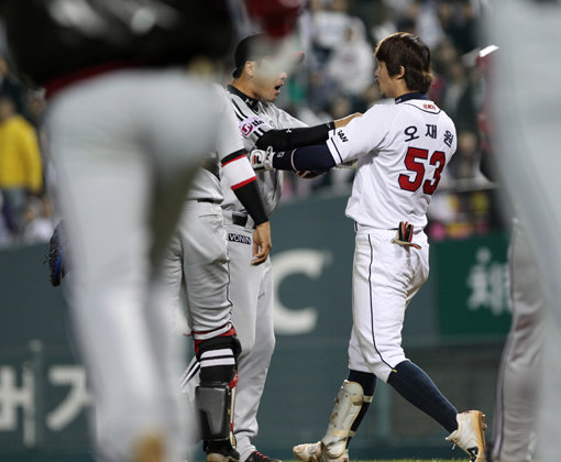 오재원(오른쪽)이 2일 잠실 LG전에서 10-1로 앞선 7회말 머리 뒤로 투구가 날아오자 헬멧을 벗고 마운드로 걸어가며 고함을 지르자 LG 이택근이 달려와 맞고함을 치고 있다. 잠실｜임진환 기자 photolim@donga.com 트위터 @binyfafa