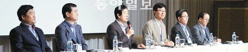 삼성전자 경영진이 지난달 30일 ‘삼성전자-협성회 동반성장 워크숍’에서 협력사 대표들과 대화를 나누고 있다. 왼쪽부터 홍창완 생활가전사업부장 부사장, 남성우 IT솔루션사업부장 부사장, 최지성 대표이사 부회장, 우남성 시스템LSI사업부장 사장, 김종중 DS사업총괄 경영지원실장 사장, 한명섭 디지털이미징사업부장 전무. 삼성전자 제공