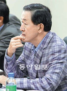 허창수 GS그룹 회장이 중국시장 진출 확대 방안에 관한 계열사 사장들의 논의를 경청하고 있다. GS그룹 제공