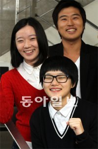 이철은 씨, 권은경, 박선영 양(위부터 시계 반대 방향으로)은 “열린장학금은 시련을 이기고 꿈을 꾸게 해줬다”고 말했다. 김미옥 기자 salt@donga.com