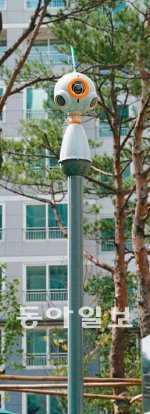 동부건설이 인천 ‘계양센트레빌’ 아파트에 적용하는 방범용 감시로봇 ‘센트리’는 외부인의 일거수일투족을 놓치지 않고 감시한다. 동부건설 제공