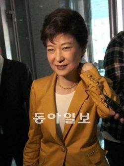 박근혜 전 한나라당 대표가 26일 서울 종로구 국세청에서 열린 국정감사에 참석, 청장을 상대로 질의하고 있다. 변영욱기자 cut@donga.com