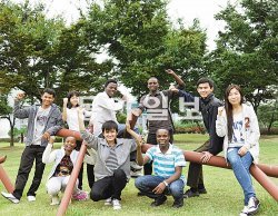 각국 가톨릭교구청 추천으로 대구가톨릭대에 유학 온 9명이 캠퍼스에 모여 알찬 대학생활을 다짐하고 있다. 대구가톨릭대 제공