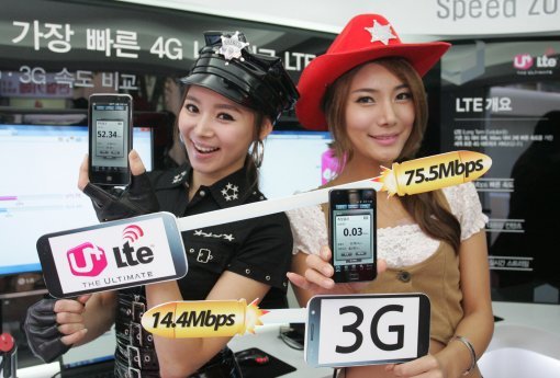 이통사들이 4G LTE의 체험마케팅에 나섰다. LG유플러스가 서울 명동 예술극장 앞에 설치한 ‘U+LTE 팝업 스토어’.사진제공｜LG유플러스