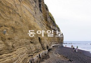 제주시 한경면 고산리 수월봉 일대에 국제지질트레일 코스가 만들어졌다. 화산재 흐름을 한눈에 볼 수 있는 ‘화산학의 교과서’로 불린다. 임재영 기자 jy788@donga.com