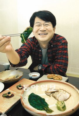 음식 에세이 ‘칼과 황홀’을 펴낸 소설가 성석제 씨. 그는 “추천한 맛집이 맛없다고 욕 좀 안 했으면 좋겠다. 맛의 기준은 주관적이기 때문에 ‘절대적인 맛집’은 없다”고 했다. 장승윤 기자 tomato99@donga.com