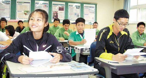 “운동도 공부도 다 잘해요.” 운동선수를 양성하는 특수목적학교인 서울체육중학교는 최근 발표된 중3 국가학업성취도 평가에서 최고 등급을 받았다. 양종구 기자 yjongk@donga.com
