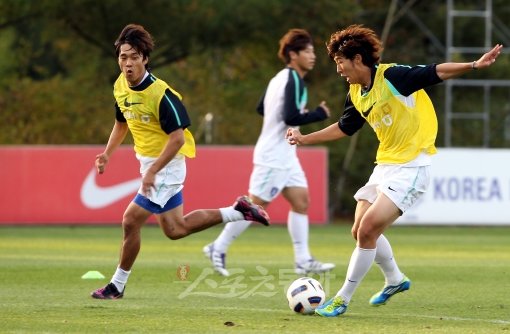 오는 7일 저녁 서울 상암월드컵경기장에서 폴란드와 친선경기를 갖는 축구국가대표팀이 4일 오전 파주NFC에 입소됐다. 박주영과 손홍민이 오후 훈련에서 슛팅 연습을 하고 있다. 파주ㅣ박화용 기자 inphoto@donga.com 트위터 @seven7sola