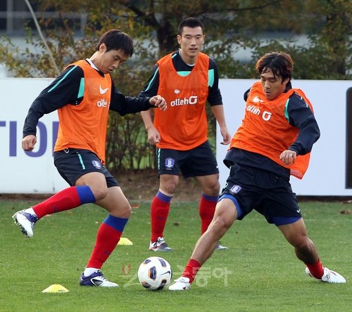 폴란드 평가전을 이틀 앞둔 5일 파주NFC에서 진행된 대표팀 훈련 중 이동국(왼쪽)과 박주영이 볼을 다투는 모습을 최효진(가운데)이 지켜보고 있다. 파주｜박화용 기자 inphoto@donga.com 트위터 @seven7sola