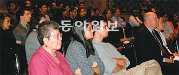 4일 오후 미국 워싱턴 상원 덕센빌딩 회의실에서 100여 명의 방청객이 다큐멘터리 영화 ‘헤어진 가족들’을 관람하고 있다. 워싱턴=최영해 기자 yhchoi65@donga.com