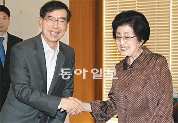 이희호 여사 만나 “DJ 업적 가슴에 새길 것” 야권 서울시장 후보인 박원순 변호사(왼쪽)가 5일 서울 마포구 동교동 김대중도서관을 방문해 고 김대중 전 대통령의 부인인 이희호 여사와 악수하고 있다. 전영한 기자 scoopjyh@donga.com