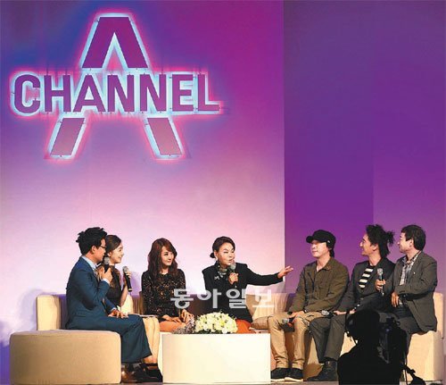 “한식 토크쇼 기대하세요” 채널A가 5일 서울 용산구 한남동 그랜드하얏트호텔에서 매체 설명회 ‘채널A 스토리 쇼’를 개최했다. 왼쪽부터 이날 행사 진행자인 김성주 박선영 씨, 채널A 한식 토크쇼 ‘쇼킹’ 진행자인 사강 김수미 탁재훈 신현준 씨, 채널A 이상훈 PD(제작2팀장). 양회성 기자 yohan@donga.com