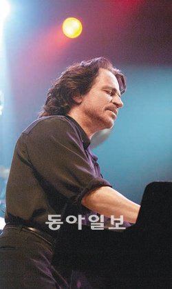 세계적인 뉴에이지 뮤지션 야니의 공연모습. 현대백화점은 14일 서울 송파구 방이동 올림픽체조경기장에서 야니 콘서트를 연다. 현대백화점 제공