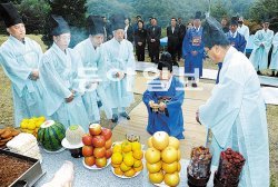 강원 양구군 양록제의 시작을 알리는 양록제례가 6일 양록제단에서 초헌관 전창범 군수와 주민들이 참석한 가운데 봉행됐다. 양구군 제공