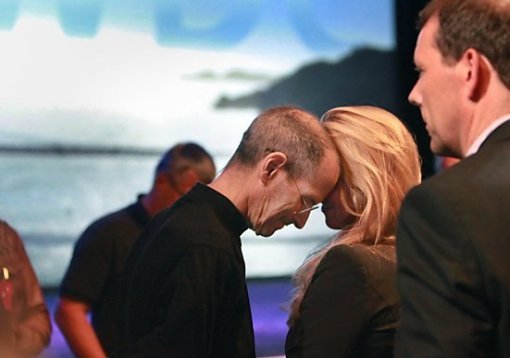 ‘2011 WWDC’에서 iOS5를 발표한 후 자신의 부인에게 머리를 기댄 스티브 잡스. (사진= 해외 블로그)