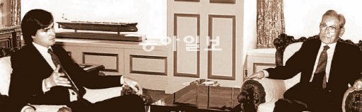 고 이병철 삼성그룹 창업주(오른쪽)와 6일 별세한 스티브 잡스 전 애플 최고경영자가 1983년 11월 서울 중구 태평로 삼성본관 호암 집무실에서 이야기를 나누던 모습. 삼성그룹 제공