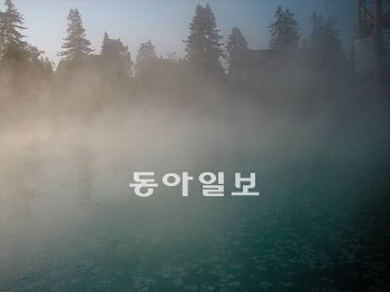 베아른 지역에 있는 온천수 염전인 ‘살리스 드 베아른’의 모습. 온천수를 가열하면 눈처럼 하얀 소금결정체가 떠오른다. 베아른=손효림 기자 aryssong@donga.com