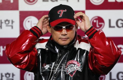 마지막 경기를 준비하는 감독의 마음은 어떨까. 자진 사퇴를 선언한 LG 박종훈 감독이 LG 사령탑으로서의 마지막 경기인 6일 잠실 삼성전에 앞서 모자를 고쳐 쓰고 있다. 
잠실｜국경원 기자 onecut@donga.com 트위터@k1isoncut