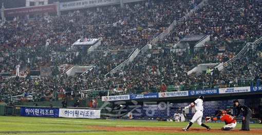 2011 프로야구는 출범 30년만에 사상 처음 600만 관중을 돌파하면서 환상적인 한 해를 보냈다. 전국의 야구장에 끊이지 않는 남녀노소 팬들의 발걸음을 야구가 국민스포츠로 발돔움했음을 보여준다. 스포츠동아DB