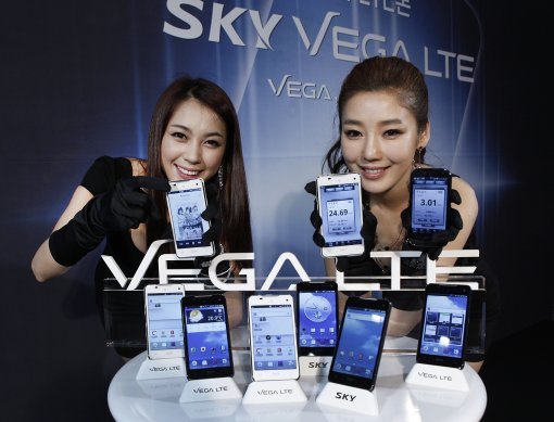 팬택이 세계 최고의 해상도를 자랑하는 LTE 스마트폰을 공개했다. 6일 서울 상암동 디지털미디어시티 팬택사옥에서 열린 미디어데이 행사에서 모델들이 ‘베가LTE’를 소개하고 있다. 사진제공｜팬택