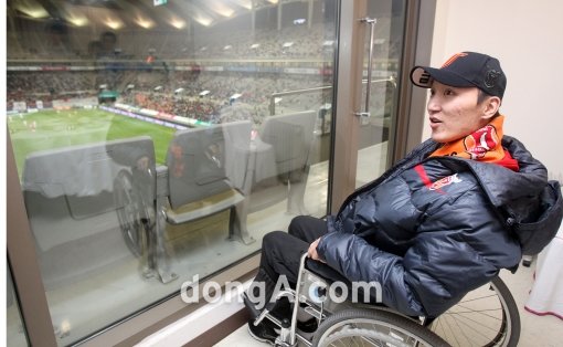 신영록이 스카이박스에서 올림픽팀과 우즈베키스탄의 경기를 지켜보고 있다. 상암｜국경원 기자 onecut@donga.com 트위터 @k1isonecut