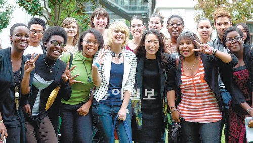 6일 프랑스 파리7대학에서 이정민 교수(앞줄 오른쪽에서 세 번째)가 한국어회화 수업
을 마친 후 신입생들과 포즈를 취하고 있다. 이정민 교수 제공